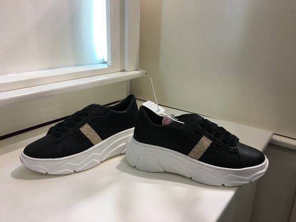 VITAMINA TU. Sneaker in pelle nera.Zeppa alta cm 5.